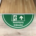 vloersticker nooduitgang in gebruik