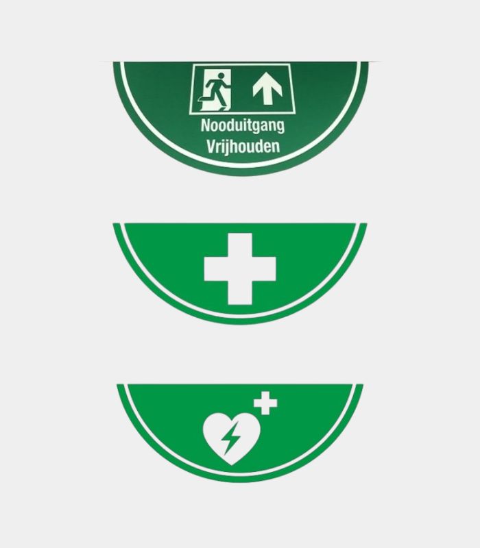 Glow in the dark vloerstickers nooduitgang, EHBO en AED
