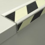 glow in the dark trapprofiel gestreept op een trap