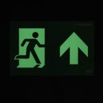 Noodverlichting nalichtend in het donker