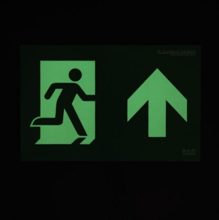 Noodverlichting nalichtend in het donker