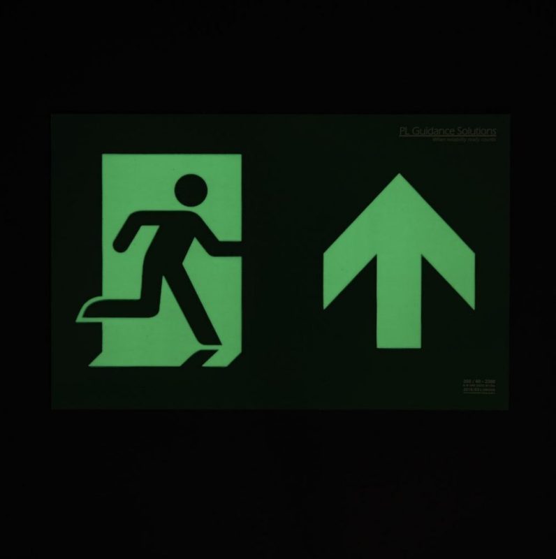 Noodverlichting nalichtend in het donker