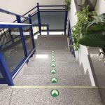 vloerpijlen op een trap