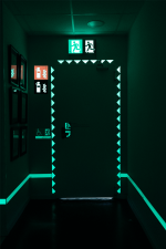 deurklink markering op een deur in het donker