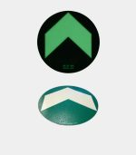 glow in the dark vloerpijlen in donker en licht