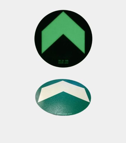 glow in the dark vloerpijlen in donker en licht