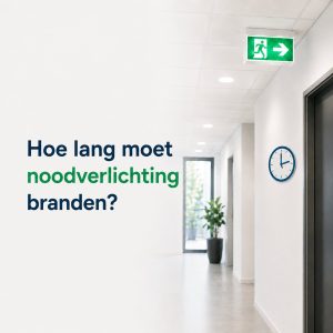 hoe lang moet noodverlichting branden met een klok op de muur